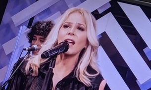 Aos 57 anos, Paula Toller intriga internautas e viraliza ao reaparecer em live