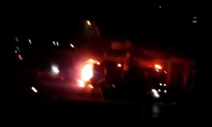 Fogo destrói e engole carro no meio da rua em Manaus