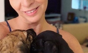 Claudia Ohana devolve 2 cachorrinhos após adoção e é detonada por internautas