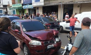 Motociclista é arremessado durante acidente em Manaus