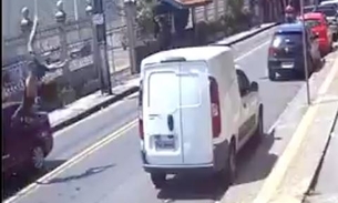 Vídeo impressionante mostra motociclista sendo arremessado em acidente em Manaus