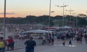 Manauaras ignoram coronavírus e lotam Praia da Ponta Negra