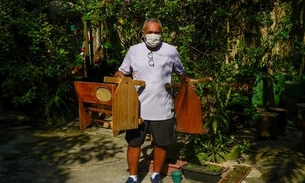 Em Manaus, educador usa cipó, sementes e ouriços em equipamento esportivo