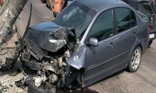 Carro fica destruído em acidente em Manaus 