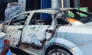 Câmeras flagram homem ateando fogo em carro na frente de oficina em Manaus