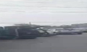 Container tomba em avenida de Manaus 