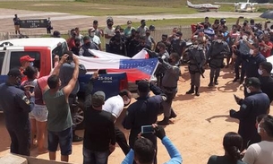 Vídeo: Corpos de policiais que morreram durante operação em rio são trazidos a Manaus