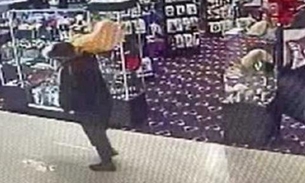 Homem mascarado rouba vibrador de 90 cm de sexy shop 