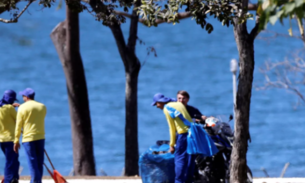 Com Covid-19, Bolsonaro passeia de moto e conversa sem máscara com garis no Alvorada