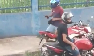 Vídeo mostra assaltantes levando moto de casal em rua de Manaus