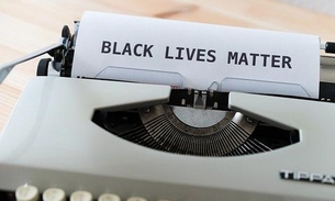 Manifestantes armados pedem justiça por mulher negra assassinada por policiais nos Estados Unidos