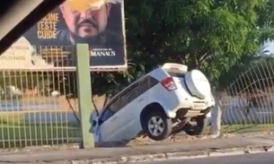 Carro desgovernado invade CSU do Parque 10 e fica 'entalado' em cerca