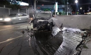Populares salvam taxista de carro em chamas após acidente em avenida de Manaus 