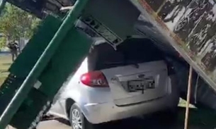 Motorista bêbado destrói ponto e atropela mototaxista em Manaus 