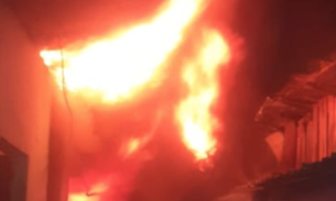 Vídeo: Incêndio em estância deixa famílias em desespero em Manaus