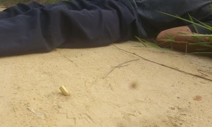 Crivado de balas, jovem é encontrado às margens de ramal em Manaus