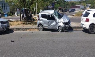 Carros ficam destruídos em acidente na avenida das Torres, em Manaus