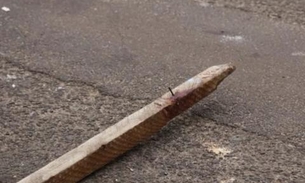 Homem tenta assaltar ônibus, mas é agredido a pauladas e jogado em buraco em Manaus 