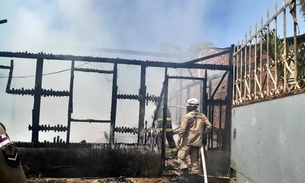 Casa fica em ruínas ao ser engolida por incêndio no Amazonas