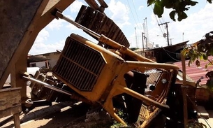 Trator despenca de caminhão e por pouco não atinge casa com crianças no Amazonas 