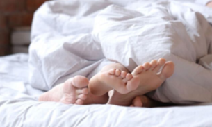 Brasileiros acham que música pode melhorar performance durante o sexo, diz pesquisa