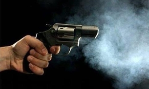 Homem marca encontro com mulher que conheceu na internet e leva tiro na cabeça 