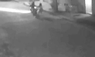 Mulher reage a assalto e briga com suspeito; Veja vídeo