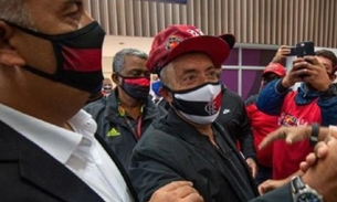 Domènec Torrent chega ao Brasil e é recebido com festa por torcedores do Flamengo