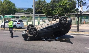 Mulher fica ferida após carro colidir com outro e capotar no meio de avenida em Manaus