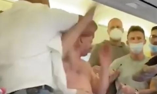 Dupla é flagrada sem máscara dentro de avião e confusão termina em pancadaria; Veja vídeo