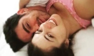 Mulher de Marcelo Adnet exibe barriguinha de grávida e humorista reage