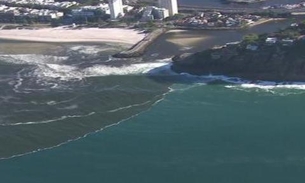 Mancha negra invade águas da praia da Barra da Tijuca e material encontrado impressiona