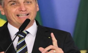 Bolsonaro aparece em outdoor como ‘garoto-propaganda’ da cloroquina