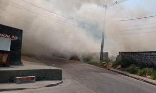 Incêndio devasta terreno e deixa moradores desesperados em Manaus