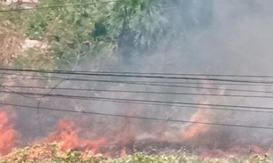 Sem controle, incêndio se espalha e ameaça engolir casa em Manaus