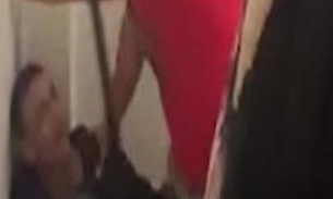 Vídeo: jovem negro é agredido em shopping após comprar relógio de R$ 300 para o pai