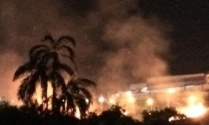 Incêndio atinge área de mata em avenida de Manaus 