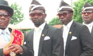 Idoso é enterrado com festa inspirada no 'meme do caixão'; assista