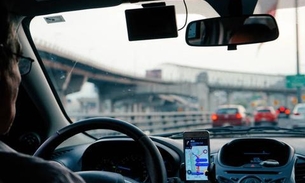 Aplicativo e motorista devem indenizar passageiro por acidente de trânsito