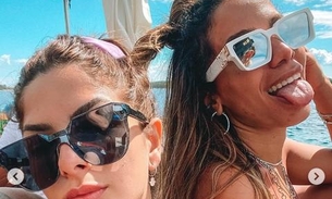 Anitta e Lary Bottino ostentam bumbum de fio dental na Europa
