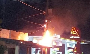 Incêndio ao lado de posto de combustível causa pânico em Manaus