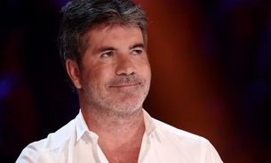 Simon Cowell fratura a coluna ao cair de bicicleta e pecisa passar por cirurgia