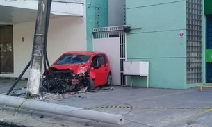 Carro 'arrasta' poste e fica destroçado após acidente em Manaus