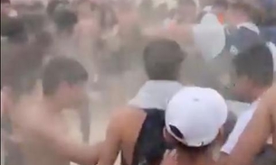 Polícia é atacada por banhistas após impor distanciamento em praia; Veja vídeo 