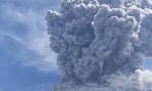 Vulcão Sinabung entra em erupção e assusta moradores na Indonésia