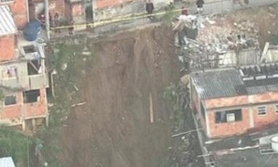 Vinte e duas casas são interditadas após parte de morro desabar no Rio de Janeiro