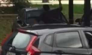 Homem que cuspiu e humilhou motoboy já apedrejou carro de vizinha