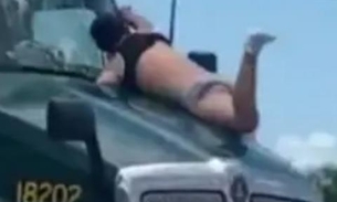 Caminhão é flagrado trafegando com homem de cueca pendurado no capô