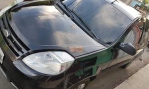 Homem tem carro roubado por dupla armada em posto de gasolina em Manaus 