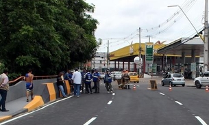 Obra em rede de esgoto interdita avenida Brasil na noite desta terça-feira